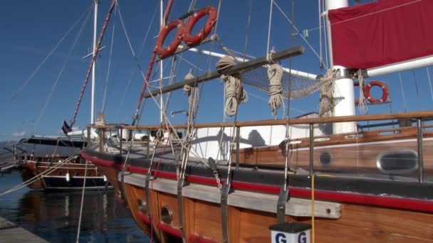 Dřevěná jachta stojí na pozadí modré oblohy v přístavu v Turecku. — Stock video