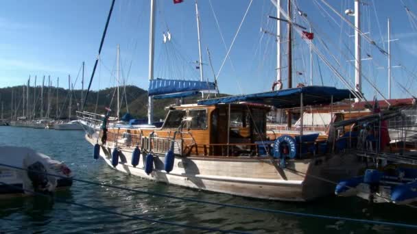 トルコの港の青い空を背景に木製のヨットスタンド. — ストック動画