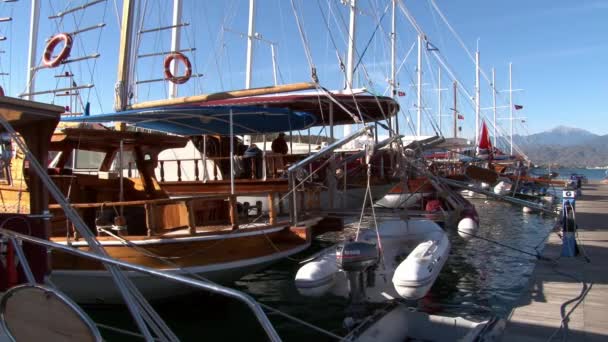 Luxusjachten aus Holz stehen vor blauem Himmel im Hafen der Türkei. — Stockvideo