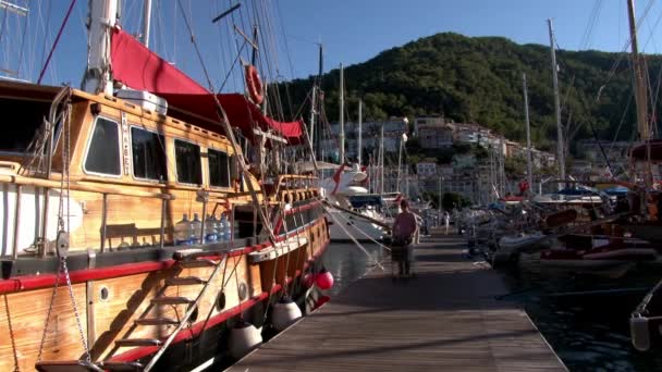 Stand yacht in legno sullo sfondo del cielo blu nel porto della Turchia . — Video Stock