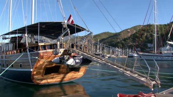 Mástil en proa de yate brilla y brilla al sol en el muelle del mar en Turquía . — Vídeo de stock