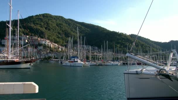 Mât sur l'arc de paillettes de yacht et scintille au soleil sur le quai de la mer en Turquie . — Video