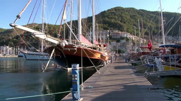 Mast på båge av yacht glitter och gnistrar i solen på piren i havet i Turkiet. — Stockvideo