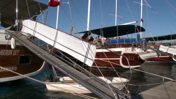 トルコの海の桟橋に太陽の下でヨットのグリッターと輝きの弓にマスト. — ストック動画