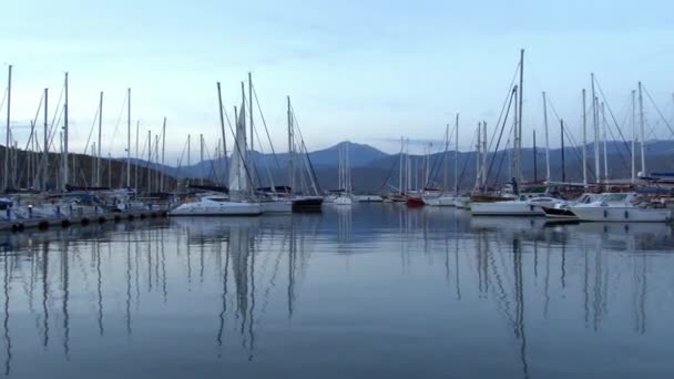 Hafen der Vergnügungsboote, Boote und Yachten am Abend. — Stockvideo