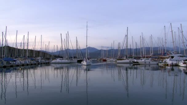 Port de bateaux de plaisance, bateaux et yachts en soirée . — Video