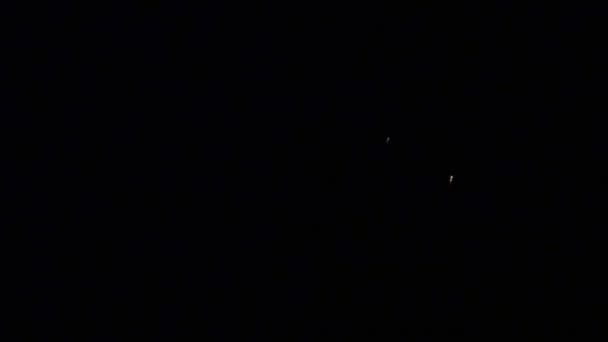 Élément de feu d'artifice multicolore sur fond noir pour créer un ensemble de saluts.