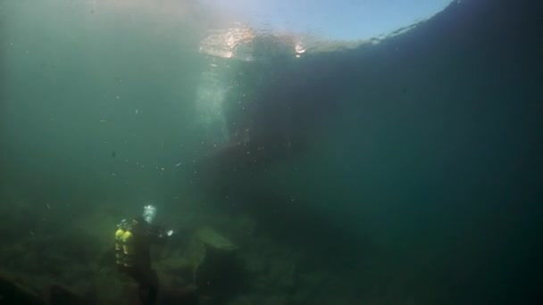 Оператор подводного плавания снимает подводное видео лодки на Байкале . — стоковое видео