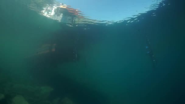 バイカルでのボートの水中ビデオ. — ストック動画