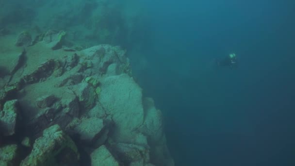 Silhouette del subacqueo con macchina fotografica sott'acqua nel lago Baikal . — Video Stock