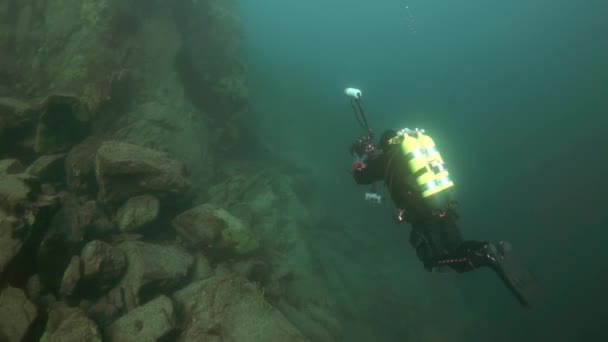 Камерамен - акваланг під водою в озері Байкал.. — стокове відео