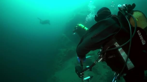 Cameramen plongeur sous-marin dans le lac Baïkal . — Video