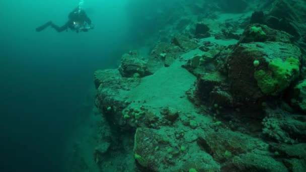 Scuba潜水员在贝加尔湖的水下野外深处游泳. — 图库视频影像