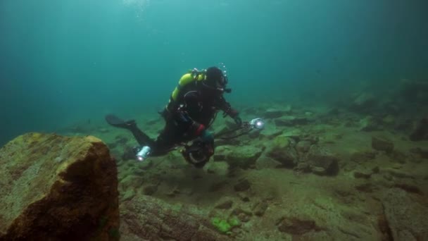 Cameramen plongeur sous-marin dans le lac Baïkal . — Video