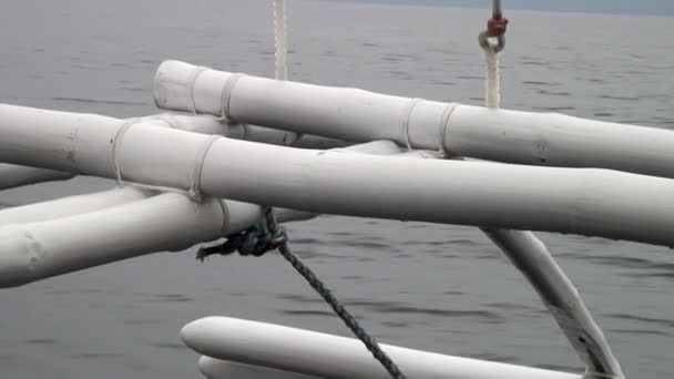 Bamboe vleugels van bewegende Filippijnse fillippijnse boot in zee op de Filippijnen. — Stockvideo