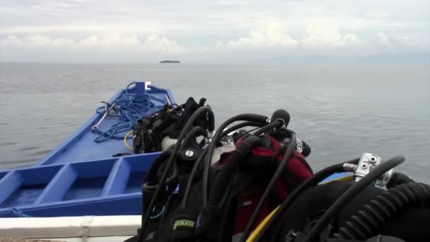 Дайверы на филиппинской лодке с бамбуковыми крыльями готовятся к погружению в море. — стоковое видео