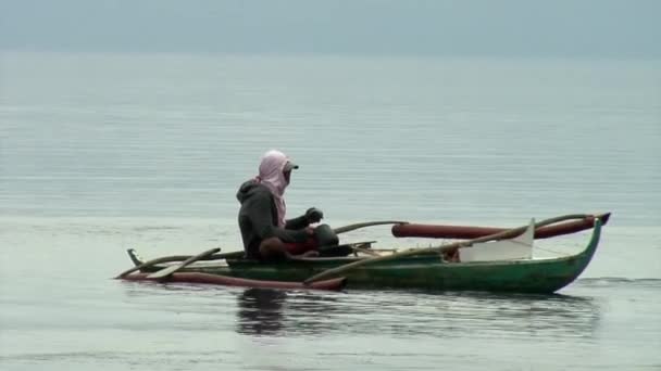 Рыбак ловит рыбу в воде Южно-Китайского моря в Республике Филиппины. — стоковое видео