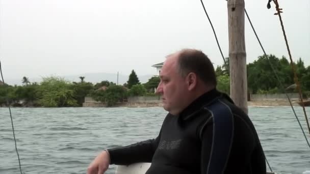 Divers on philippine boat with bamboo wings prepare to dive in sea. — Stock Video