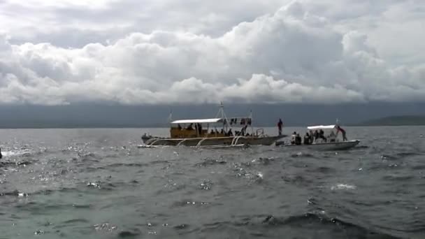 Philippine boat with bamboo wings on islands of Republic of Philippines. — Stock Video