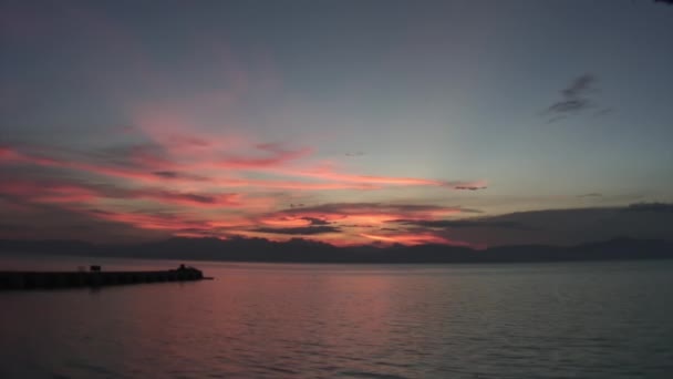 Rode zonsondergang boven zee op de Filippijnse eilanden. — Stockvideo