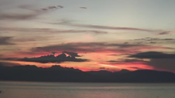 フィリピン共和国の島で海の上に赤い緋色の夕日. — ストック動画