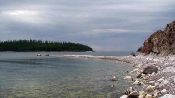 Isla con árboles verdes en el fondo de la costa rocosa del lago Baikal. — Vídeos de Stock