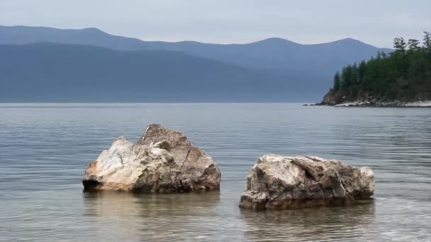Kamienne dno pod przejrzystą wodą jeziora Bajkał. — Wideo stockowe
