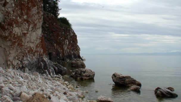 Skalnaté pobřeží nejhlubšího sladkovodního jezera Bajkal. — Stock video