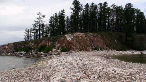 Costa rocosa del lago de agua dulce más profundo Baikal. — Vídeo de stock