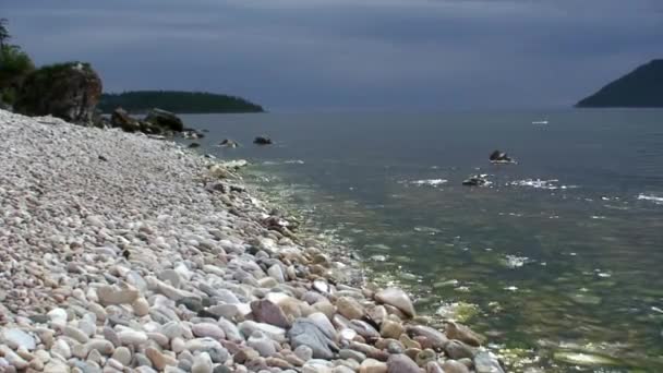 Steinboden unter klarem, transparentem Wasser des Baikalsees. — Stockvideo