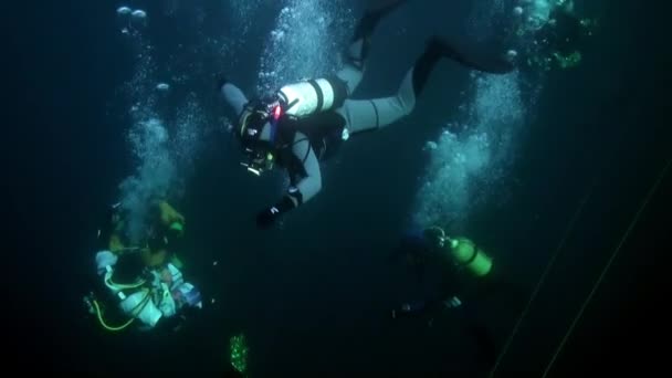 Vacaciones y buceo en Año Nuevo cerca del árbol de Navidad bajo el agua. — Vídeos de Stock