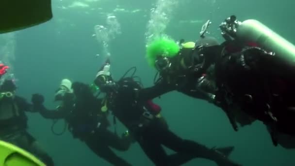 Urlaub und Tauchen im neuen Jahr in der Nähe von Unterwasser-Weihnachtsbaum. — Stockvideo