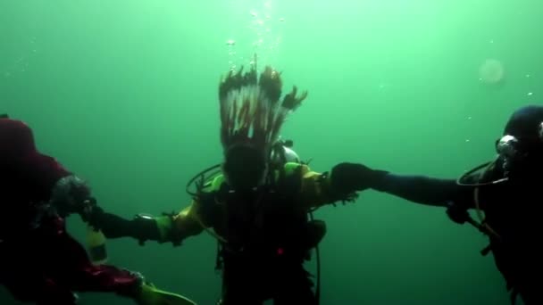 Vacaciones y buceo en Año Nuevo cerca del árbol de Navidad bajo el agua. — Vídeo de stock