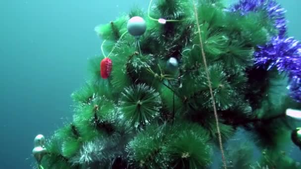 Árbol de Navidad submarino decorado con pelotas y juguetes en Año Nuevo. — Vídeo de stock