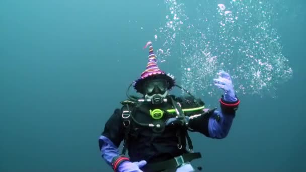 Ünnepi búvárkodás és búvárkodás a víz alatti karácsonyfa közelében. — Stock videók