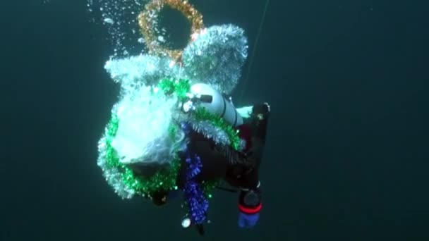 Diver in angel costume celebrates underwater New Year in lake Baikal. — Stock Video