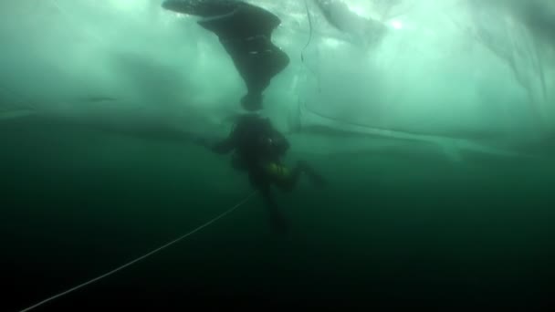 Unterwassereis unter kaltem Wasser des Baikalsees. — Stockvideo