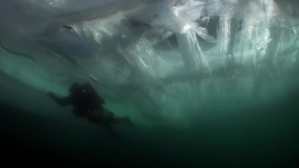 Mergulho sob o gelo subaquático do lago Baikal . — Vídeo de Stock