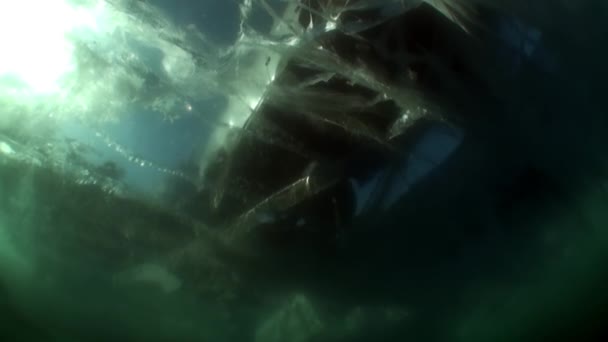 Baykal Gölü 'nün soğuk suyunun altındaki su altı buzu.. — Stok video