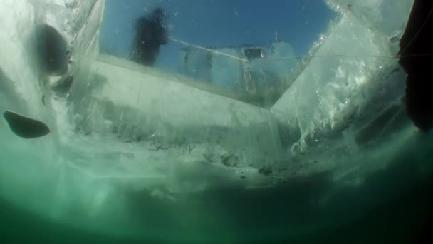 Onderwater ijs onder koud water van het Baikalmeer. — Stockvideo