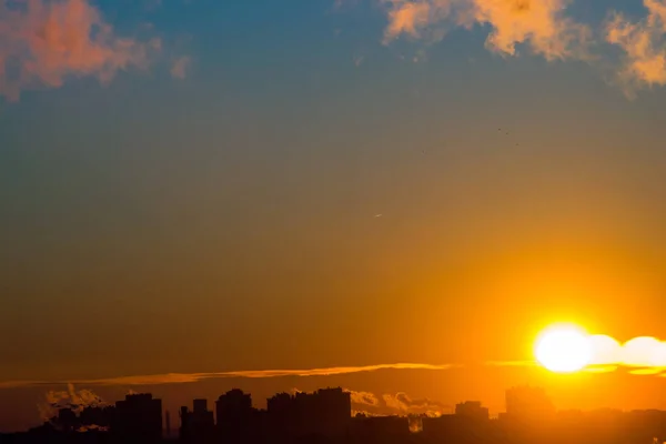 Amanhecer no distrito industrial — Fotografia de Stock