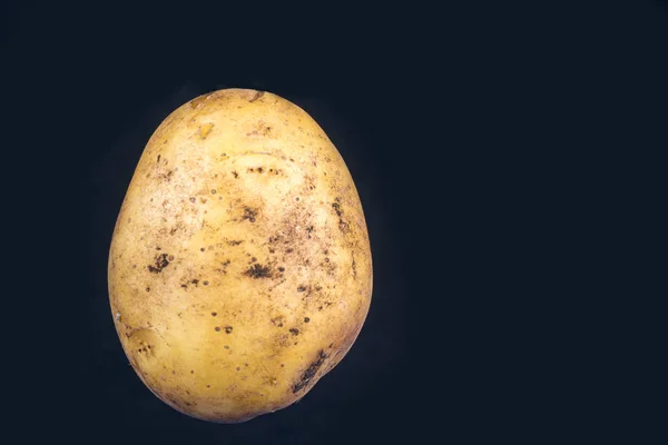 Kartoffeln auf einem schwarzen — Stockfoto