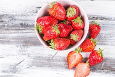 Ahşap üzerinde çilek