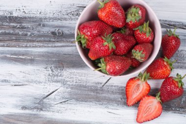 Ahşap üzerinde çilek