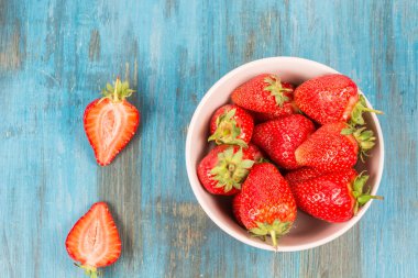 Ahşap üzerinde çilek