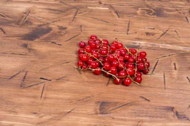 bir tahta üzerinde kırmızı kuş üzümü