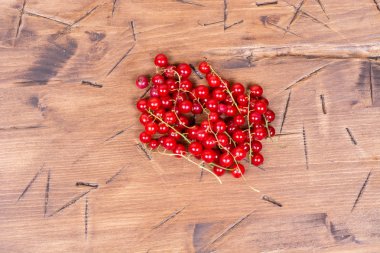 bir tahta üzerinde kırmızı kuş üzümü