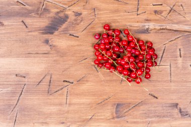 bir tahta üzerinde kırmızı kuş üzümü