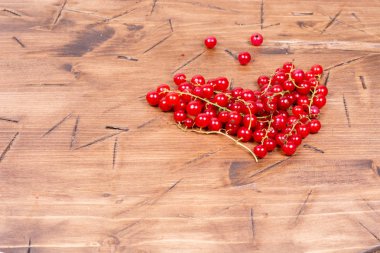 bir tahta üzerinde kırmızı kuş üzümü