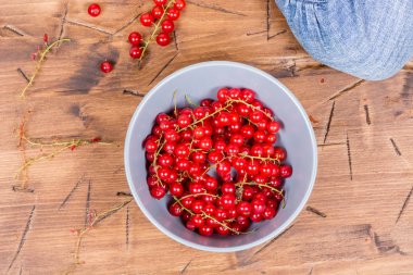 Ahşap arka planda kırmızı frenk üzümü
